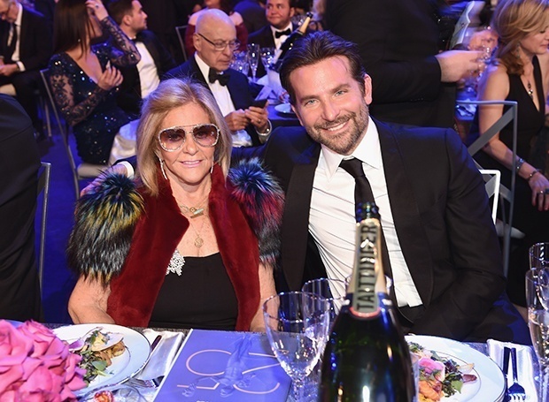 Брэдли Купер с мамой на премии SAG Awards 2019
