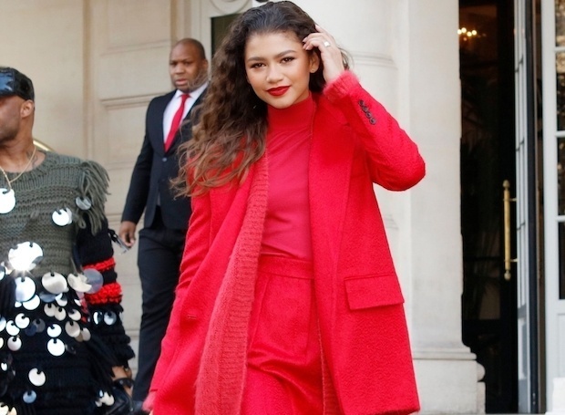 Образ дня: Зендая покоряет Париж в красном тотал-луке