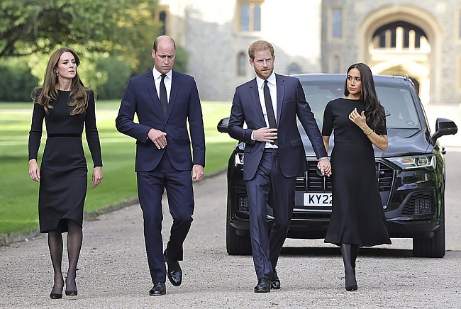 Кейт Миддлтон, принц Уильям, принц Гарри и Меган Маркл на прощании с Елизаветой II, 2022 фото № 4