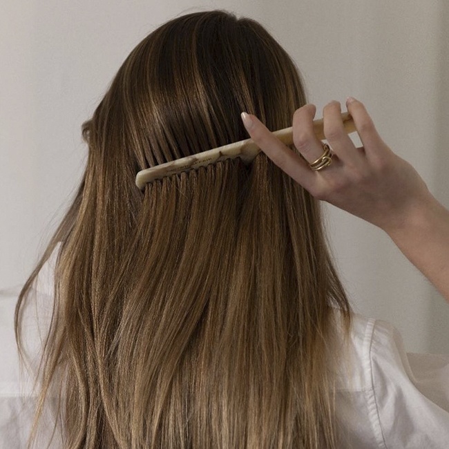Чего не стоит делать с волосами после мытья, чтобы не навредить им (фото: @roseinc) фото № 2