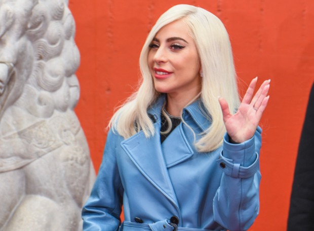 Образ дня: Леди Гага в самом модном тренче сезона — кожаном