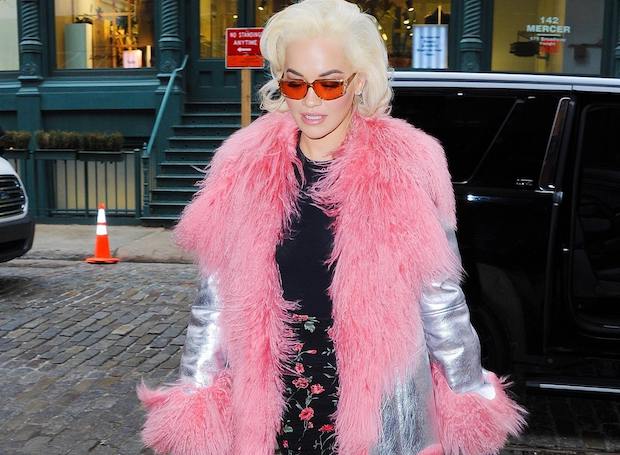 Образ дня: Рита Ора в юбке с цветочным принтом и серебристом пальто в Нью-Йорке