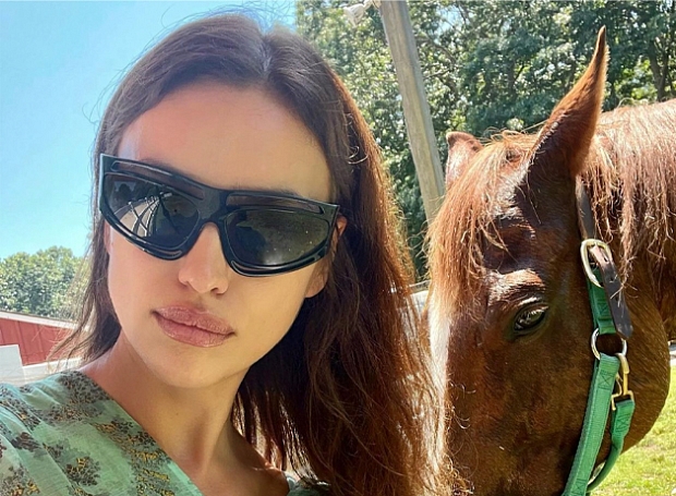 Модная дачница: Ирина Шейк опубликовала милые фотографии с отдыха на ферме