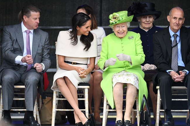Меган Маркл (в Givenchy) и королева Елизавета II в Чешире фото № 2