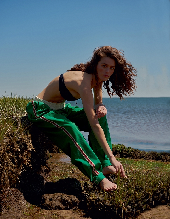 Модель одета в купальник Melissa Obadash, брюки Gucci, колье Versace фото № 1