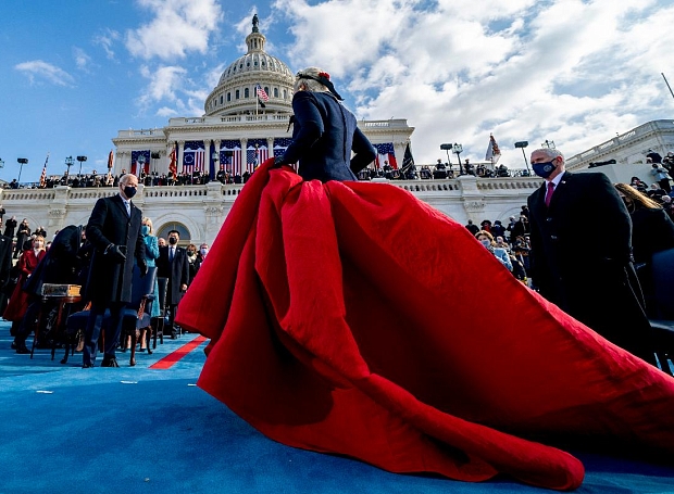 Леди Гага, Джей Ло, Обама и Трамп: лучшие наряды на инаугурации Байдена