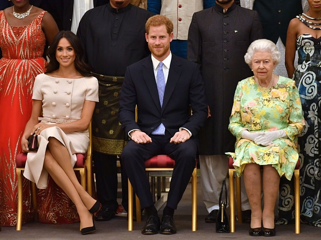 Меган Маркл (в Prada), принц Гарри и королева Елизавета II на церемонии награждения Queens Young Leaders фото № 3