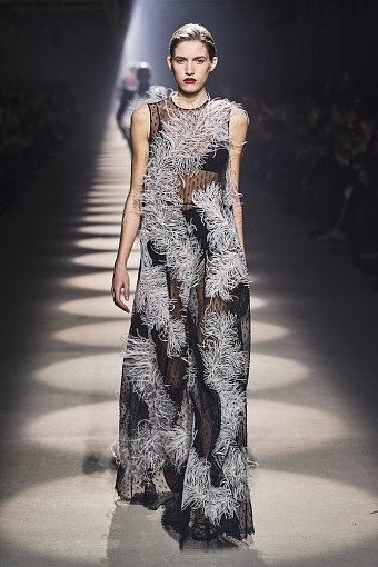 Кейпы, перья и клетка в коллекции Givenchy осень-зима 2020/21 фото № 11