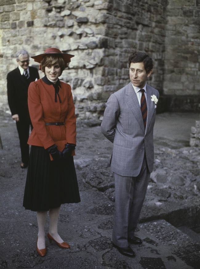 Почему принц Чарльз и принцесса Диана так странно вели себя во время помолвки? фото № 2