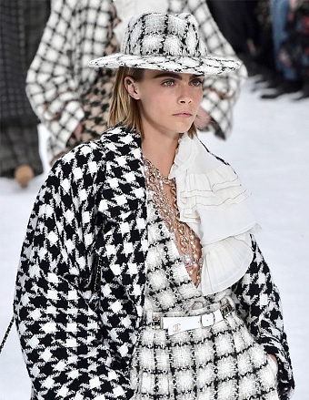 Кара Делевинь на показе Chanel, 2019 год фото № 18