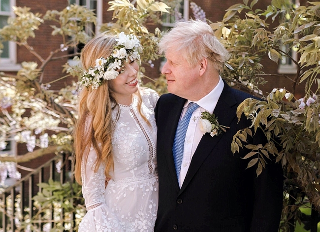 Борис Джонсон и Кэрри во время свадебной церемонии в мае 2020-го фото № 2