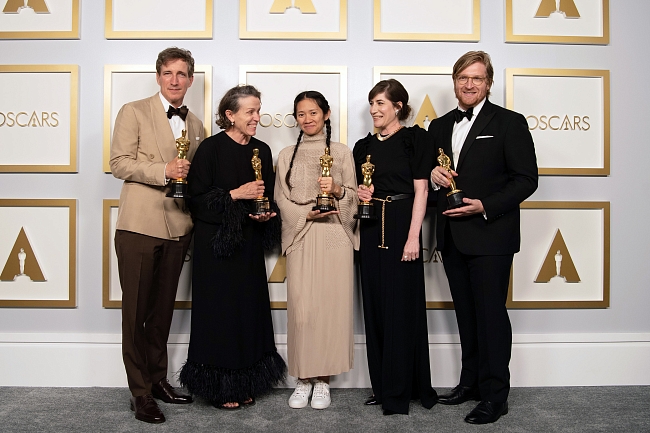 Питер Спирс, Фрэнсис МакДорманд, Хлоя Чжао, Молли Ашер и Дэн Джанви на 93-й церемонии вручения «Оскар», 2021 фото № 2