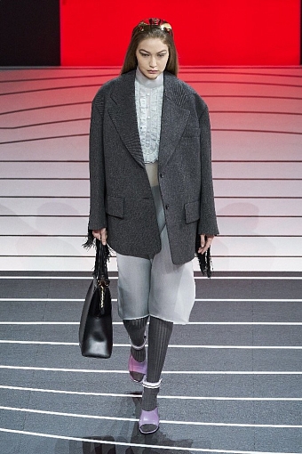 Резиновые сапоги, нейлоновые куртки и другие тренды в новой коллекции Prada осень-зима 2020/21 фото № 7