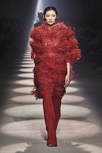 Кейпы, перья и клетка в коллекции Givenchy осень-зима 2020/21 фото № 10