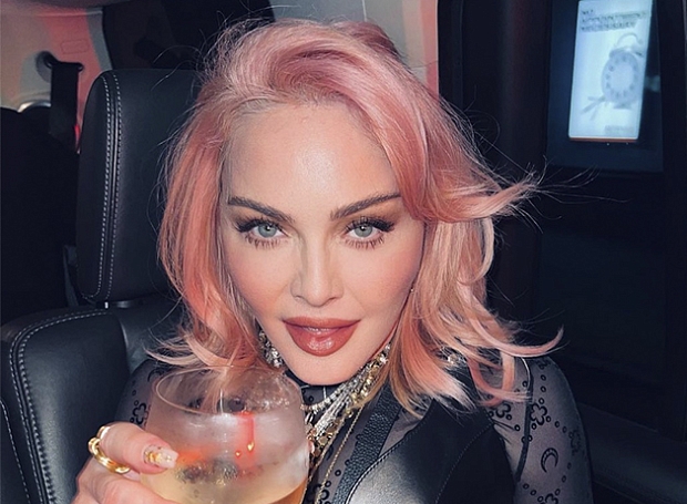 Розовые волосы, обесцвеченные брови и черный корсет: Мадонна продолжает менять образы и удивлять публику