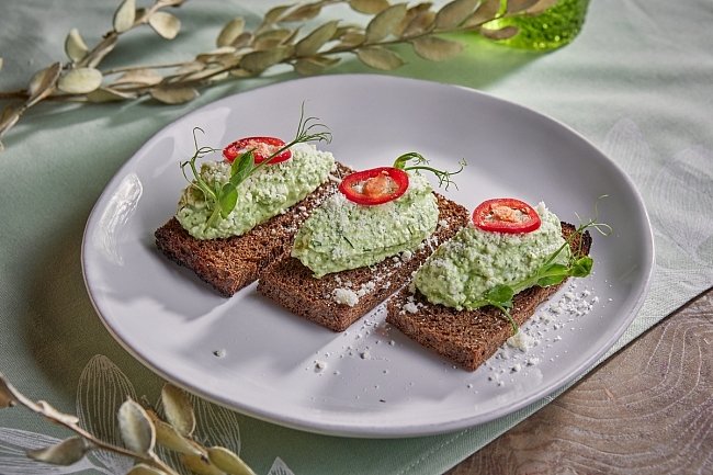 Эльзасский творог, взбитый со шпинатом, ароматной зеленью и пармезаном, на бородинском хлебе фото № 6
