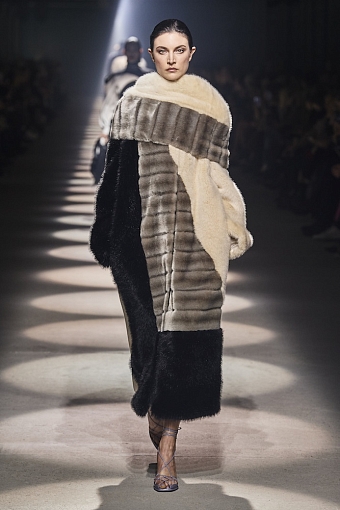 Кейпы, перья и клетка в коллекции Givenchy осень-зима 2020/21 фото № 6