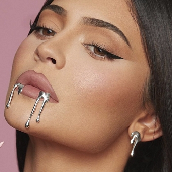 Пример макияжа с прессованными румянами Kylie Cosmetics by Kylie Jenner Pressed Blush Powder фото № 3