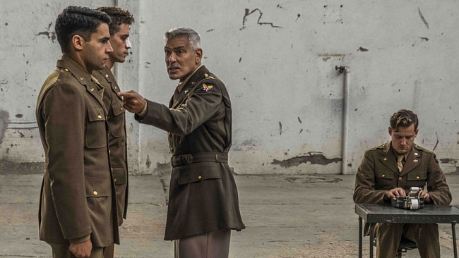 Смех, грех и Клуни: зачем смотреть «Уловку-22» фото № 1