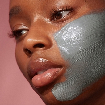Маска для лица, выводящая токсины Kylie Skin by Kylie Jenner Detox Face Mask (фото: @kylieskin) фото № 7