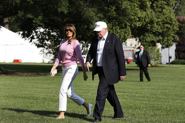 8 белых брюк как у Мелании Трамп фото фото № 1