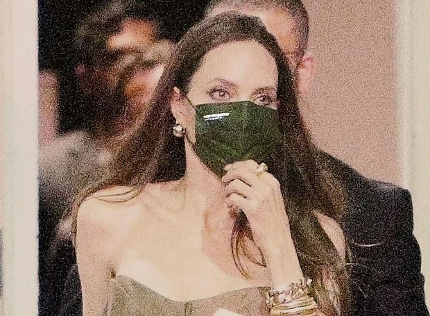 Анджелина Джоли и Рианна обожают эти защитные маски за 1 доллар