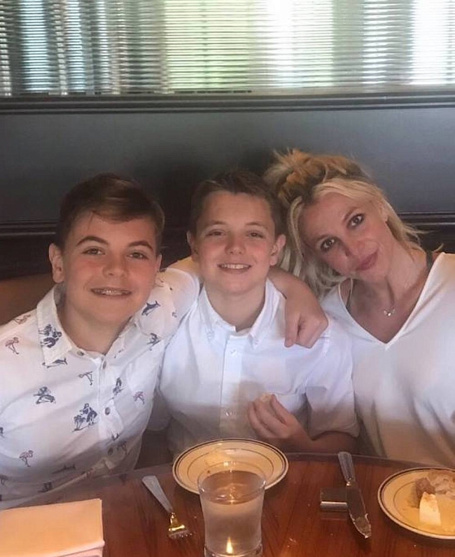 Бритни Спирс с сыновьями. Фото: @britneyspirs фото № 3