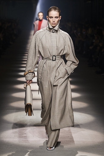 Кейпы, перья и клетка в коллекции Givenchy осень-зима 2020/21 фото № 2