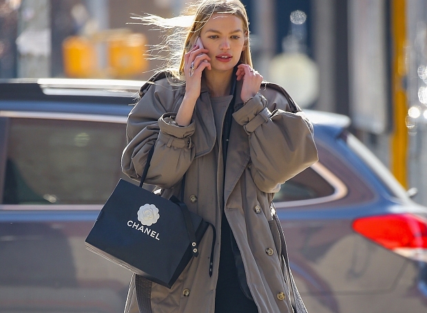 Героиня февральской обложки InStyle Russia Дафна Груневельд гуляет по Нью-Йорку в идеальном тренче