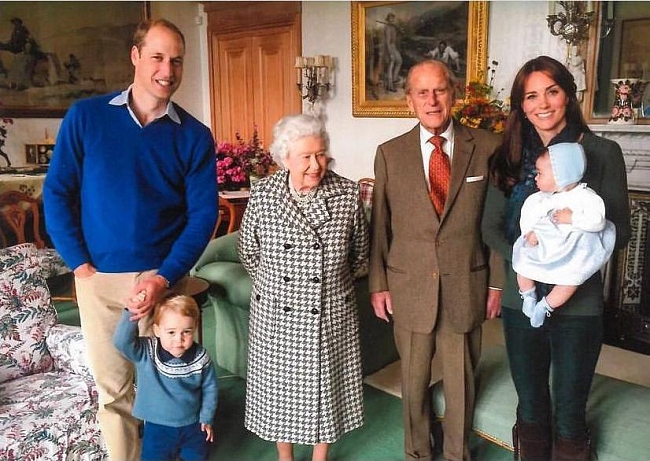 Принц Уильям с сыном Джорджем, Елизавета II, принц Филипп, Кейт Миддлтон дочерью Шарлоттой. Фото: @dukeandduchessofcambridge фото № 11