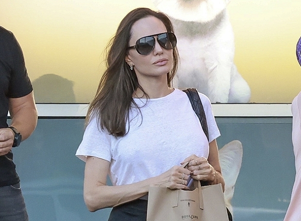Прямые волосы и розовая помада: Анджелина Джоли в минималистичном образе ходит по магазинам вместе с 18-летним сыном Паксом