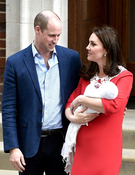 Принц Уильям и Кейт Миддлтон с новорожденным Луи Артуром Чарльзом фото № 3
