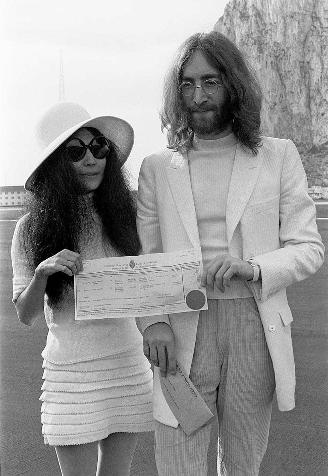 Йоко Оно и Джон Леннон в день свадьбы, 1969 год фото № 2