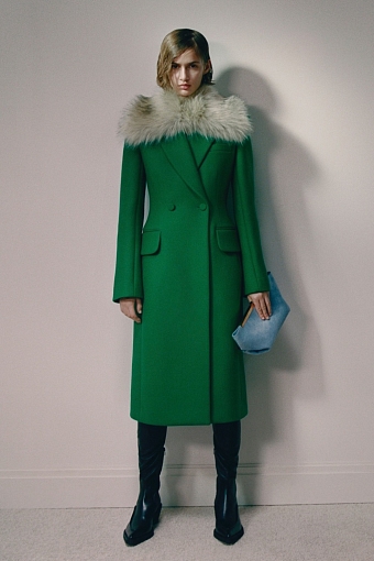 Зеленое пальто в коллекции Khaite осень-зима 2021/22 фото № 5