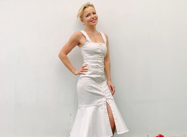 Анна Андронова в идеальном белом джинсовом платье на ужине галереи «Эритаж»