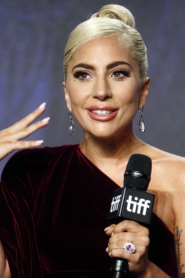 Леди Гага и ее помолвочное кольцо с розовым сапфиром, 2018 год фото № 4