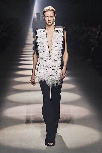 Кейпы, перья и клетка в коллекции Givenchy осень-зима 2020/21 фото № 12