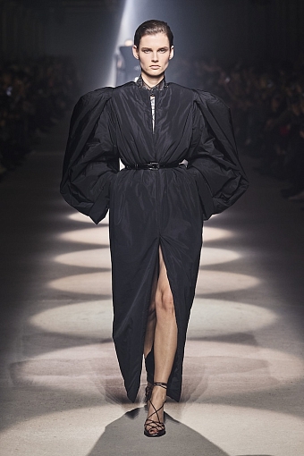 Кейпы, перья и клетка в коллекции Givenchy осень-зима 2020/21 фото № 4