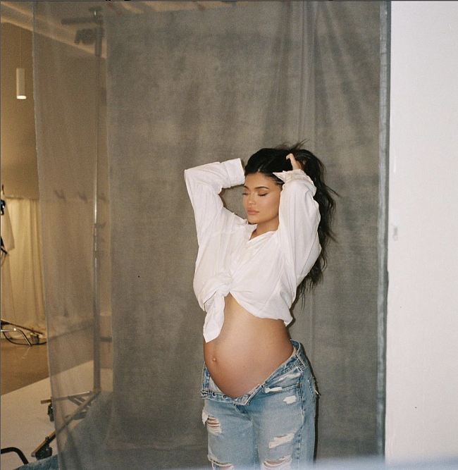Кайли Дженнер во время беременности (фото: @kyliejenner) фото № 1