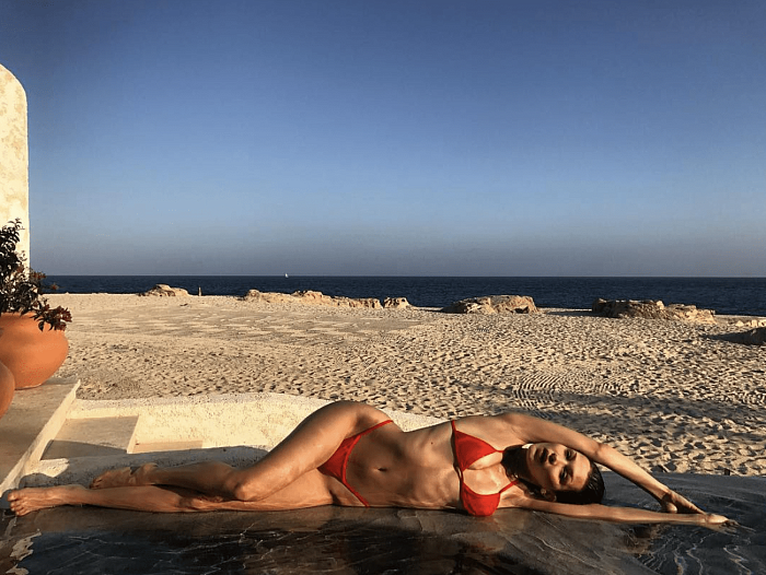 15 самых сексуальных фото Беллы Хадид в бикини фото фото № 11