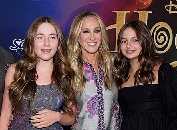 Редкий кадр: Сара Джессика Паркер позирует с обеими дочерьми на премьере сиквела комедии «Фокус-покус»