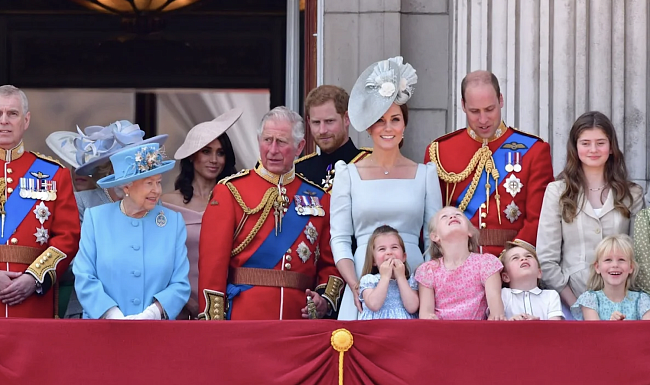 Вся королевская семья на балконе Букингемского дворца, 2018 год фото № 4
