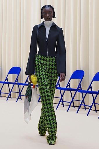 Зеленые брюки в коллекции Nina Ricci осень-зима 2021/22 фото № 8