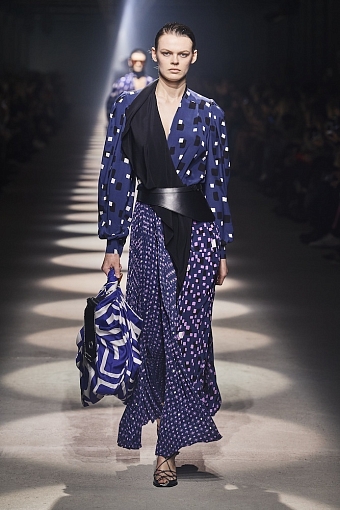 Кейпы, перья и клетка в коллекции Givenchy осень-зима 2020/21 фото № 5