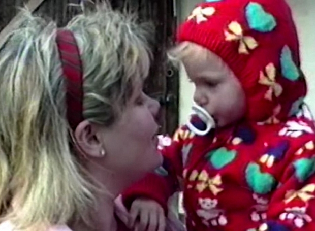 Посмотрите новый рождественский клип Тейлор Свифт, в котором она делится видео из семейного архива