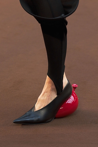 Туфли с острым мысом на показе Loewe осень-зима 2022/23 фото № 1
