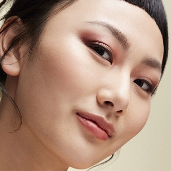 Пример макияжа с палеткой для лица M.A.C Cosmetics Extra Dimension Skinfinish x 4: R Picks фото № 5
