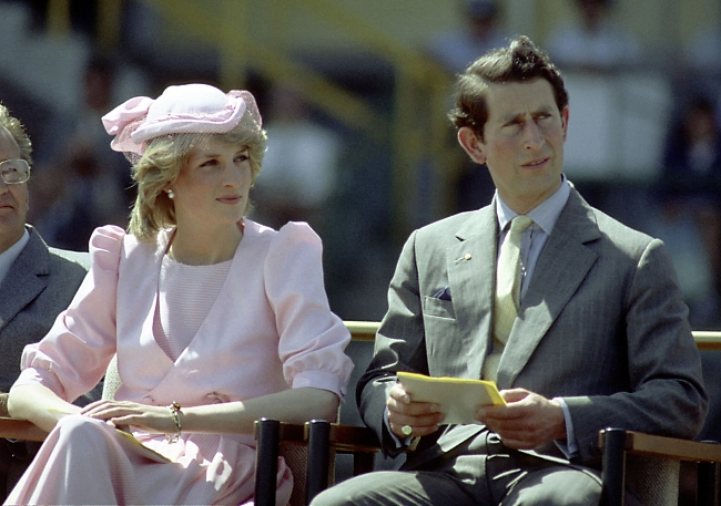 Почему принц Чарльз и принцесса Диана так странно вели себя во время помолвки? фото № 3