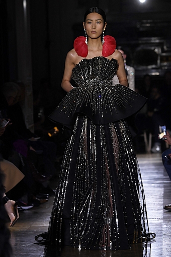 Платья мечты: как прошел показ Valentino Haute Couture весна-лето 2020 фото № 23