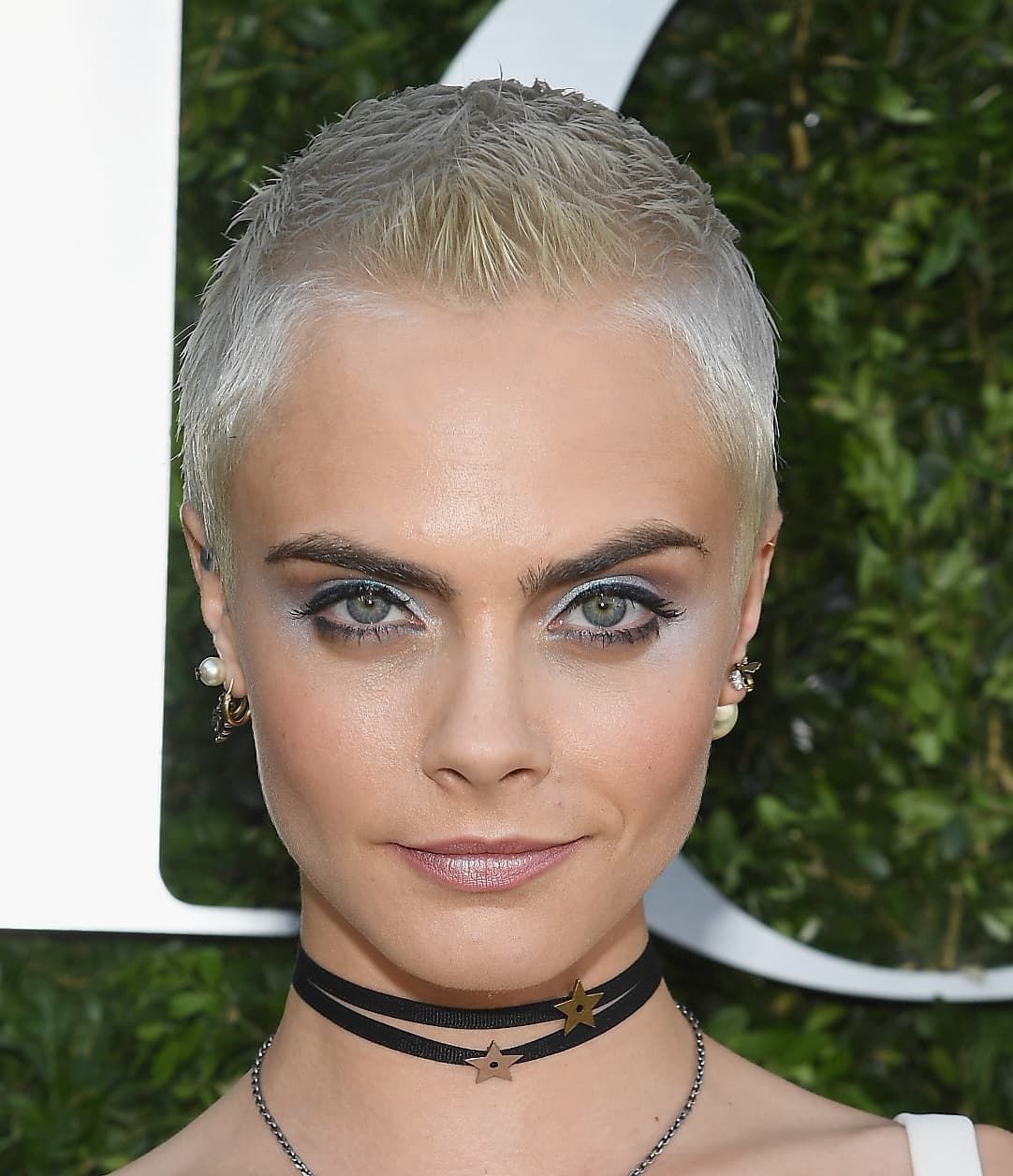 Постриглась. Cara Delevingne лысая. Кара Делевинь 2020 налысо. Кара Делевинь лысая Голлум. Кара Делевинь побрилась налысо.